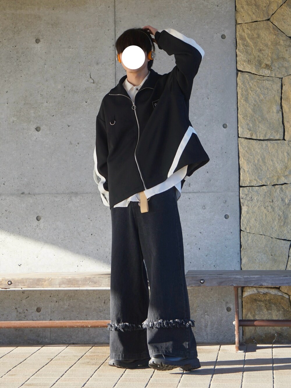 ブラック系のブルゾン、ブラック系のデニムパンツ、ホワイト系のシャツ/ブラウスを着用したメンズの冬コーディネートの2枚目の写真