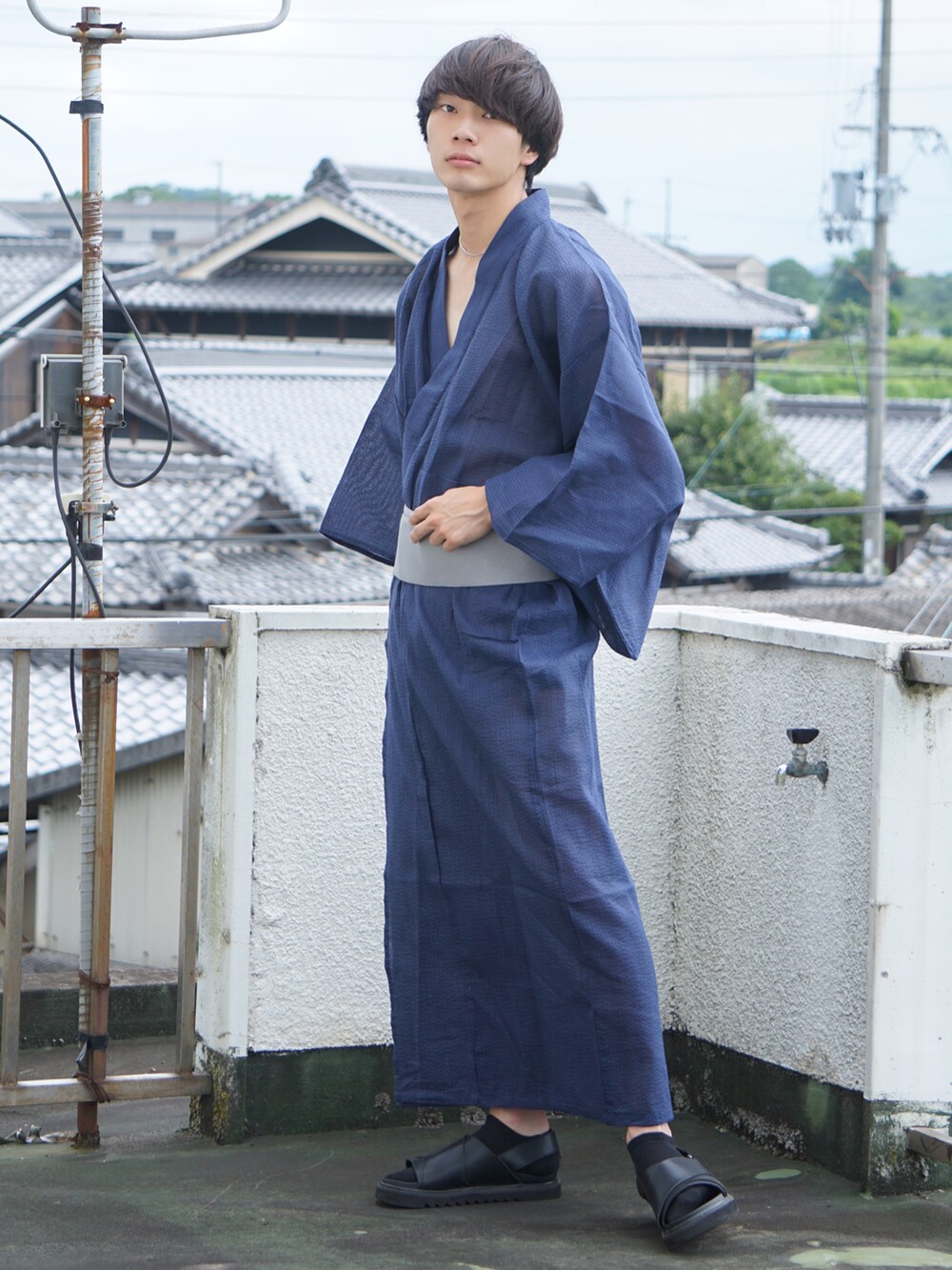 ブラック系のサンダル、ブルー系の浴衣を着用したメンズの夏コーディネートの3枚目の写真