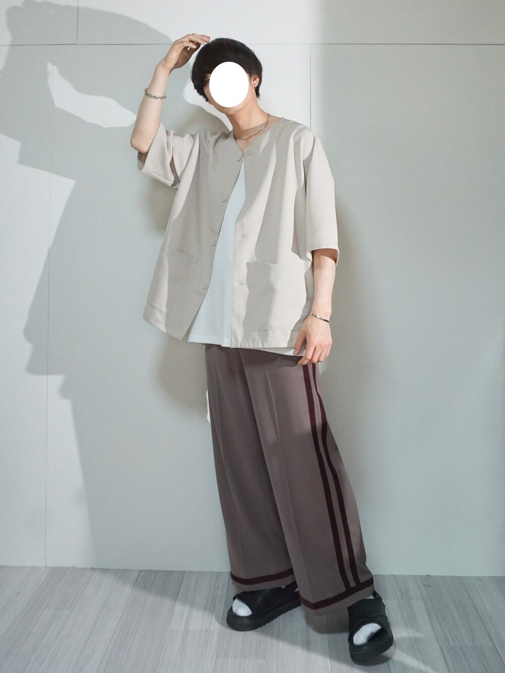 ブラック系のサンダル、ブラウン系のその他パンツ、ベージュ系のシャツ/ブラウスを着用したメンズの夏コーディネートの2枚目の写真