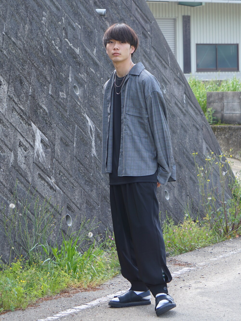 ブラック系のサンダル、その他のシャツ/ブラウス、ブラック系のTシャツ/カットソーを着用したメンズの春コーディネートの2枚目の写真