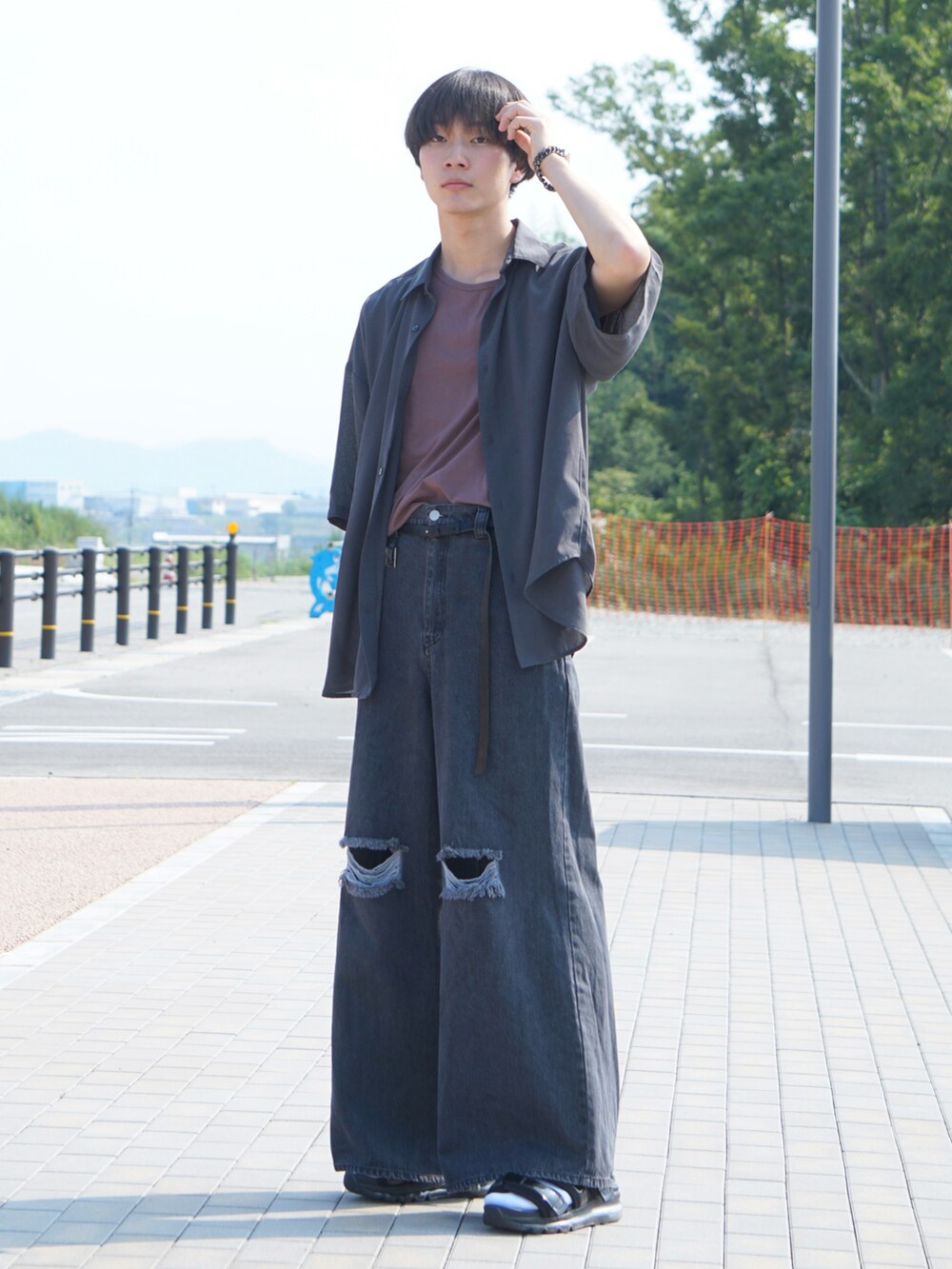 グレー系のシャツ/ブラウス、ブラック系のデニムパンツ、ホワイト系のサンダルを着用したメンズの夏コーディネートの2枚目の写真