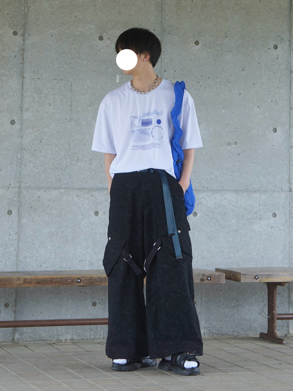 その他のTシャツ/カットソー、ブラック系のカーゴパンツ、ブラック系のサンダルを着用したメンズの春コーディネートの2枚目の写真