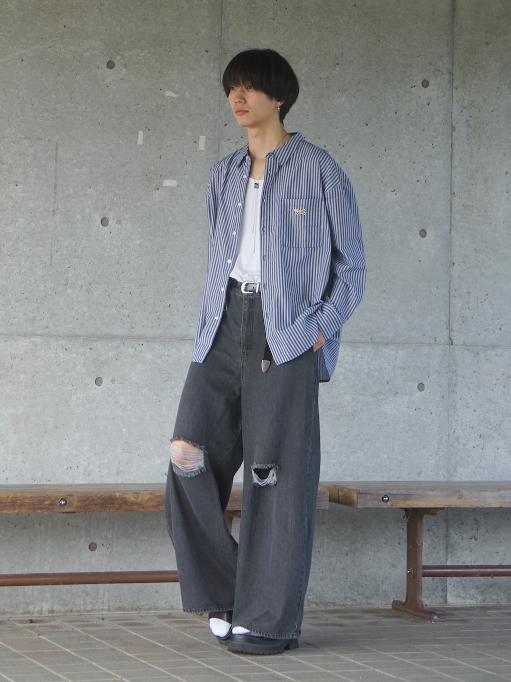 ブラック系のサンダル、ブラック系のデニムパンツ、ブルー系のシャツ/ブラウスを着用したメンズの秋コーディネートの2枚目の写真