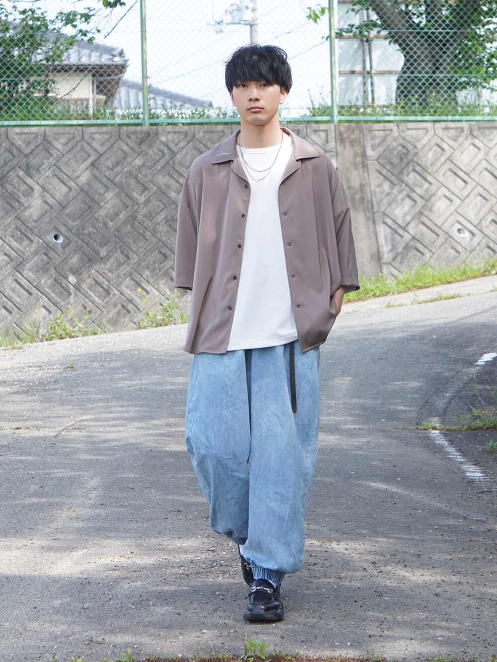 ホワイト系のTシャツ/カットソー、ベージュ系のシャツ/ブラウス、ブルー系のデニムパンツを着用したメンズの春コーディネートの3枚目の写真