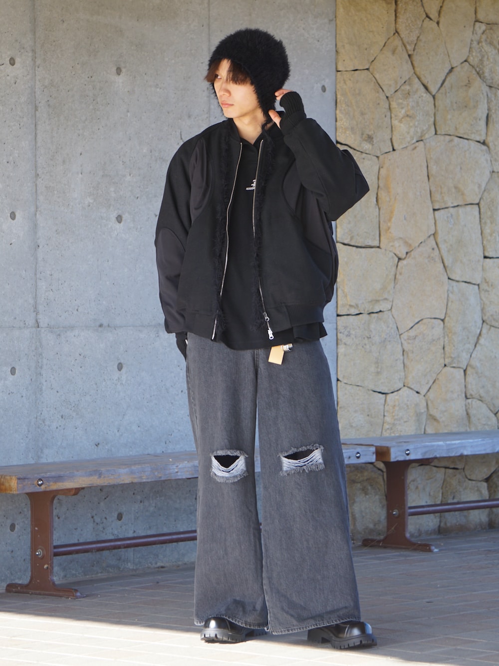 ブラック系のブルゾン、ブラック系のデニムパンツ、ブラック系のポロシャツを着用したメンズの秋コーディネートの2枚目の写真