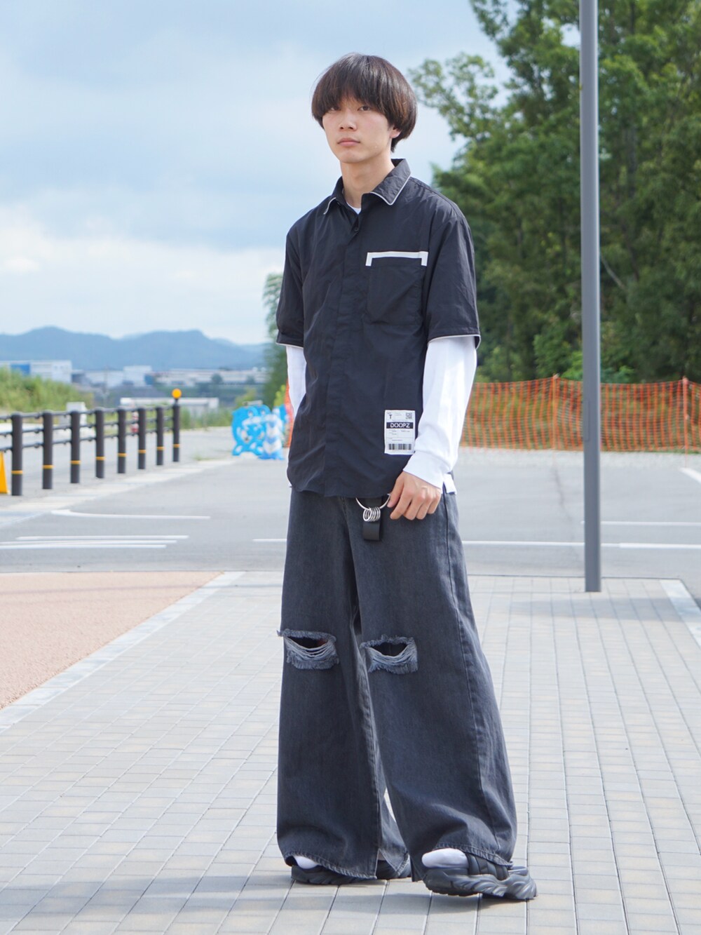 ブラック系のシャツ/ブラウス、ブラック系のデニムパンツ、ホワイト系のトップスを着用したメンズの夏コーディネートの2枚目の写真