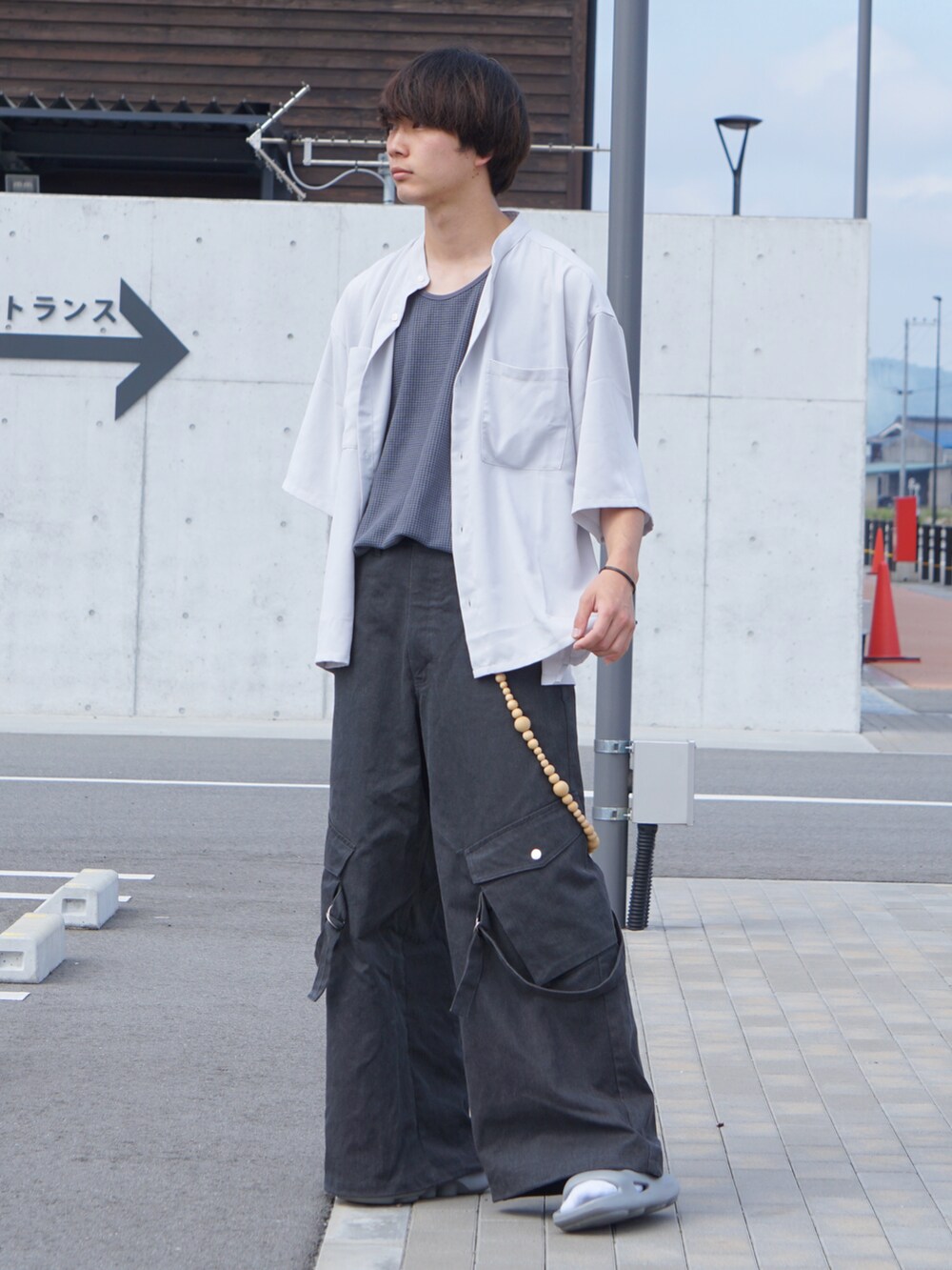 グレー系のシャツ/ブラウス、グレー系のタンクトップ、ブラック系のカーゴパンツを着用したメンズの夏コーディネートの2枚目の写真