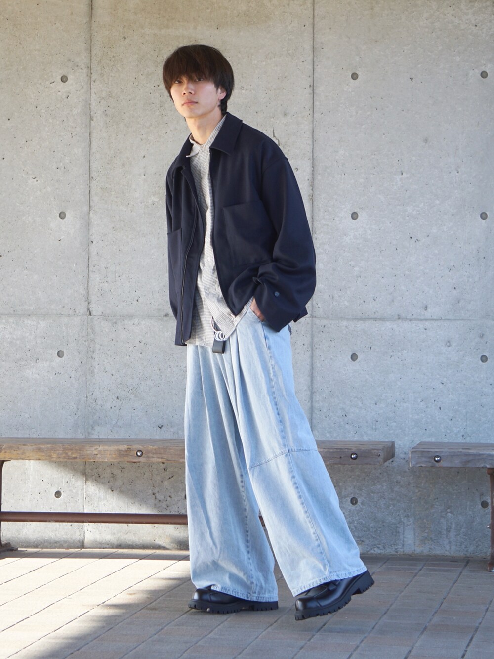 ブルー系のブルゾン、ブルー系のデニムパンツ、ブラック系のローファーを着用したメンズの冬コーディネートの2枚目の写真