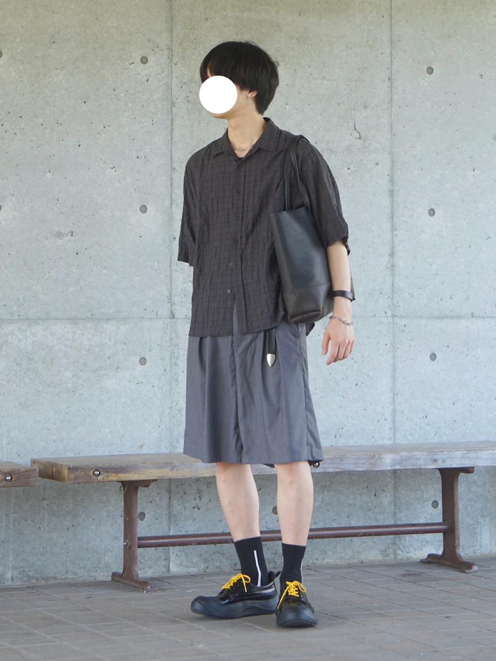 グレー系のシャツ/ブラウス、グレー系のスラックス、ブラック系のスニーカーを着用したメンズの夏コーディネートの2枚目の写真