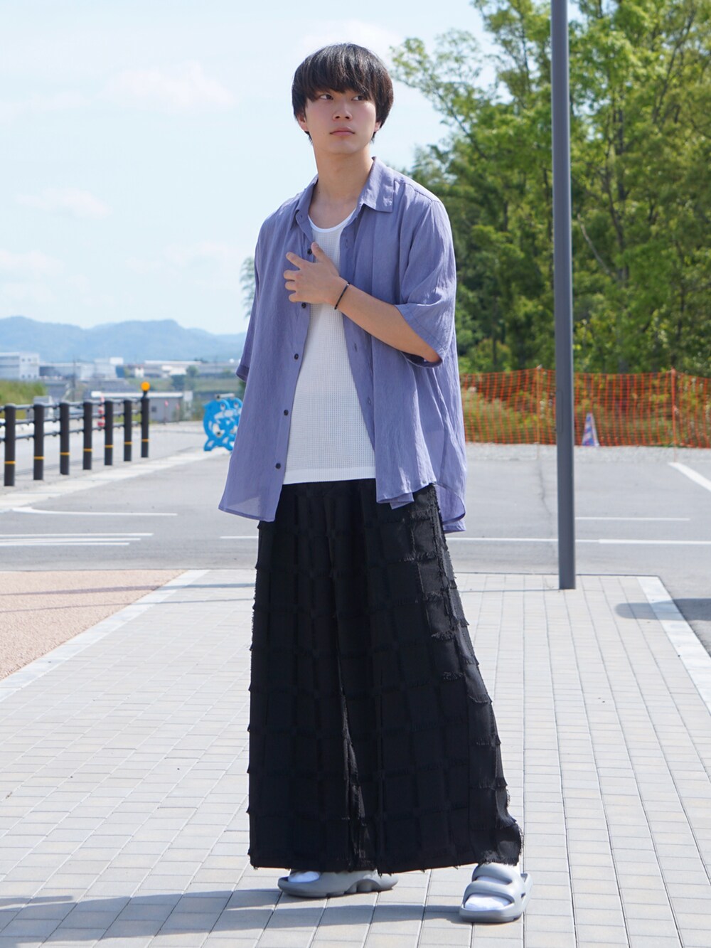 ブラック系のスラックス、パープル系のシャツ/ブラウス、ホワイト系のタンクトップを着用したメンズの夏コーディネートの2枚目の写真