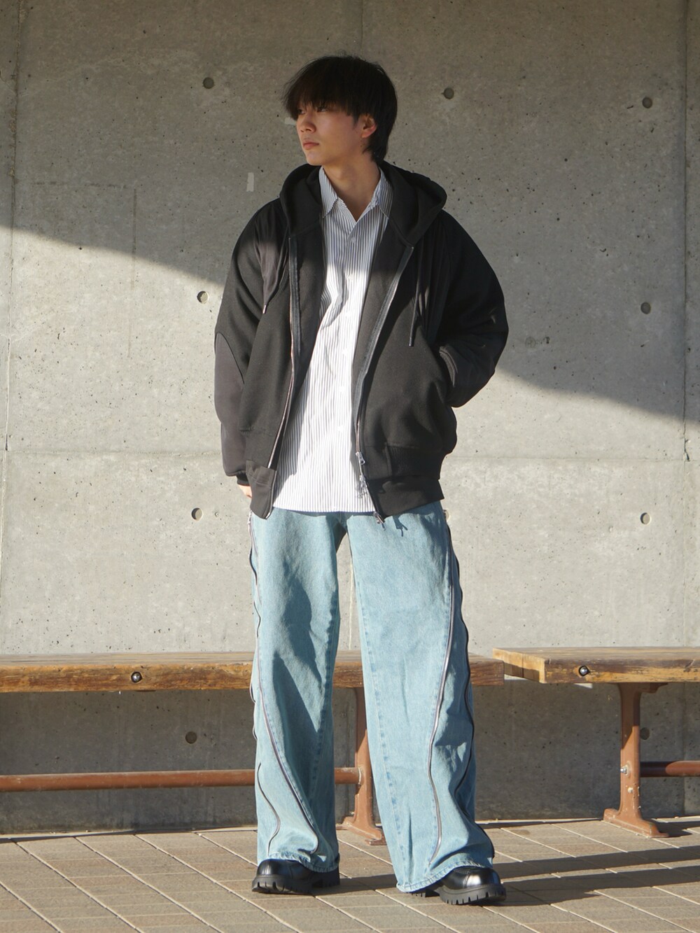 グレー系のシャツ/ブラウス、ブラック系のパーカー、ブラック系のブルゾンを着用したメンズの冬コーディネートの2枚目の写真