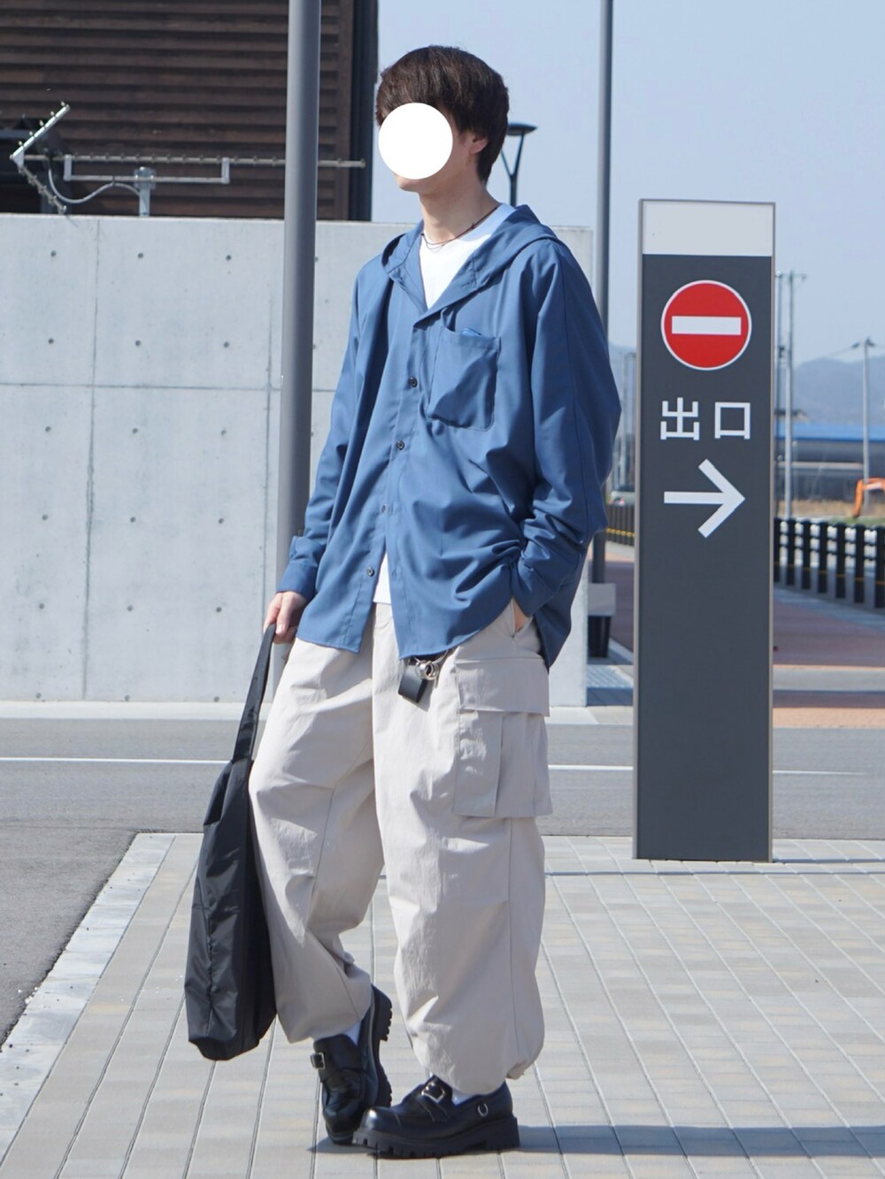 ブルー系のパーカー、グレー系のカーゴパンツ、ブラック系のローファーを着用したメンズの春コーディネートの2枚目の写真