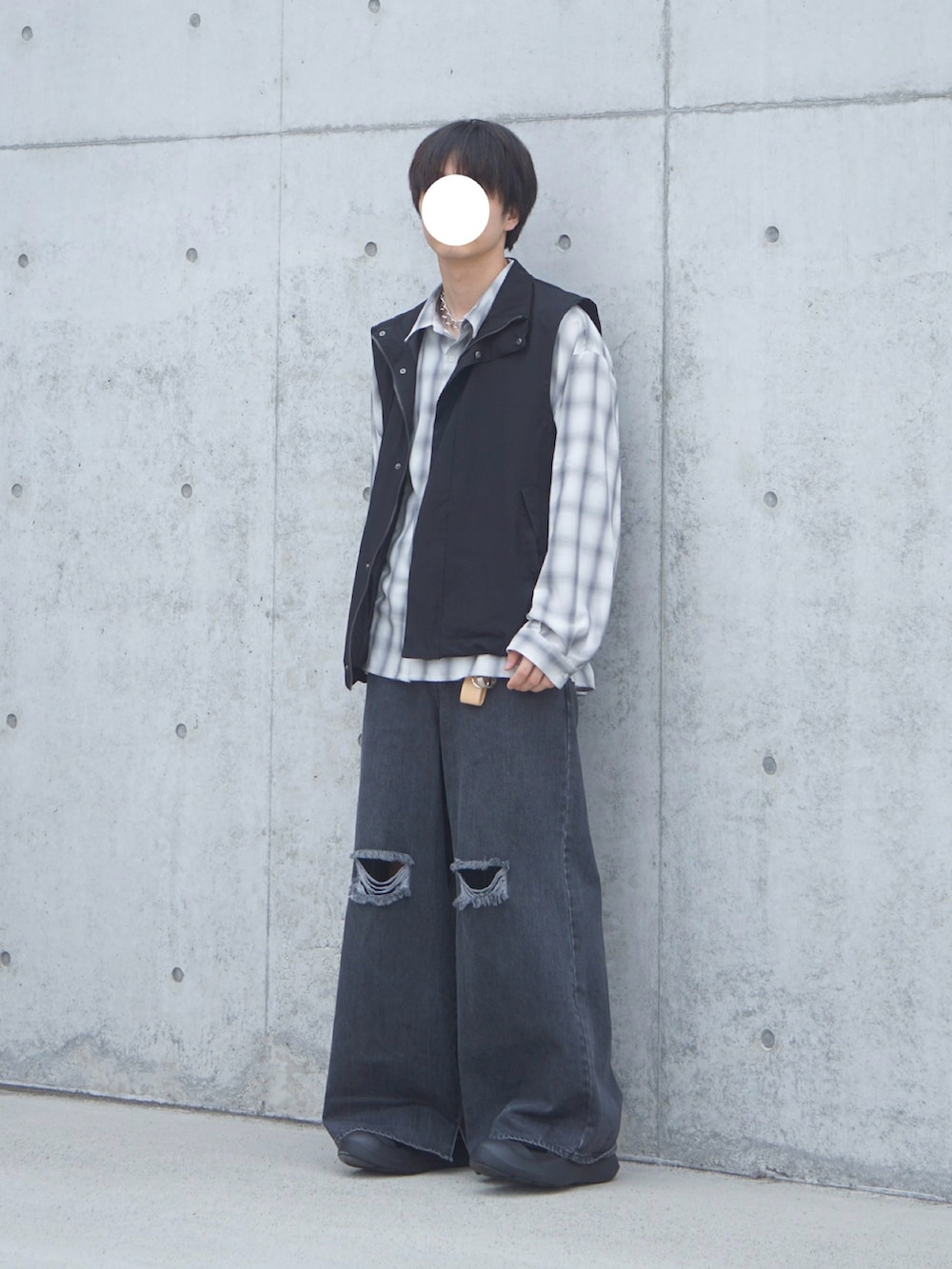 ブラック系のベスト、グレー系のシャツ/ブラウス、ブラック系のデニムパンツを着用したメンズの春コーディネートの2枚目の写真
