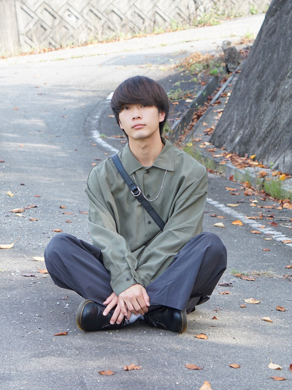 グレー系のその他パンツ、ブラック系のショルダーバッグ、グリーン系のシャツ/ブラウスを着用したメンズの夏コーディネートの3枚目の写真