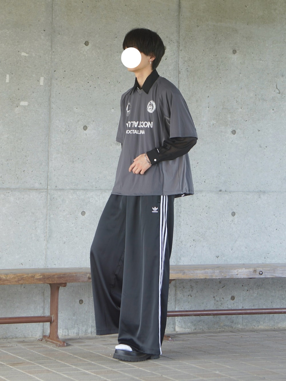 グレー系のTシャツ/カットソー、ブラック系のシャツ/ブラウス、ブラック系のその他パンツを着用したメンズの秋コーディネートの2枚目の写真