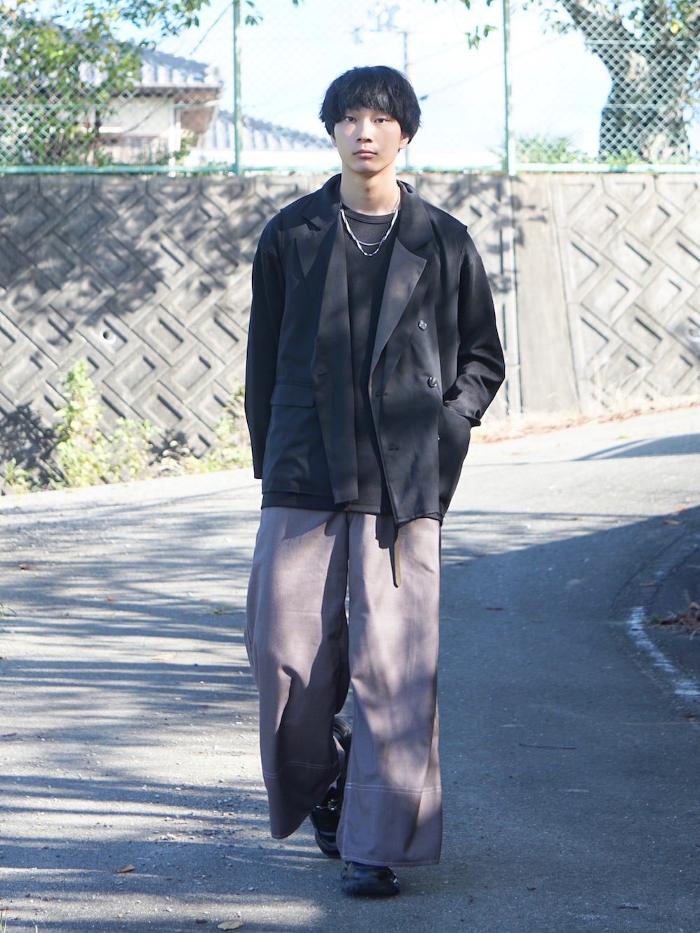 「キレイめ、ブラックコーデ、レイヤードスタイル、ベージュ、ジレ、ベスト、秋コーデ、デート、秋服、ロンT、大人コーデ、お出かけコーデ、シンプルコーデ、いいね、save、フォローお願いします🤑、ダッドスニーカー」｜「selle glantのTAILORED DOUBLE GILET VEST/テーラードダブルジレベスト（ベスト、ブラック系）」を使った、uchiさん（メンズ・177cm）の秋コーディネートの2枚目の写真