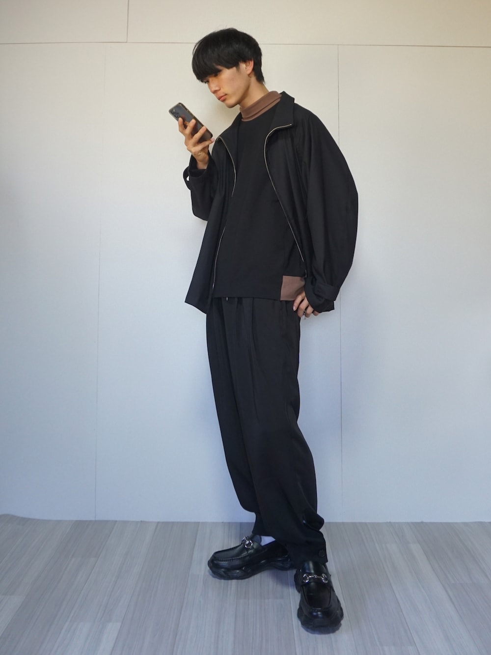 ブラック系のブルゾン、ブラック系のTシャツ/カットソー、ブラック系のその他パンツを着用したメンズの秋コーディネートの3枚目の写真