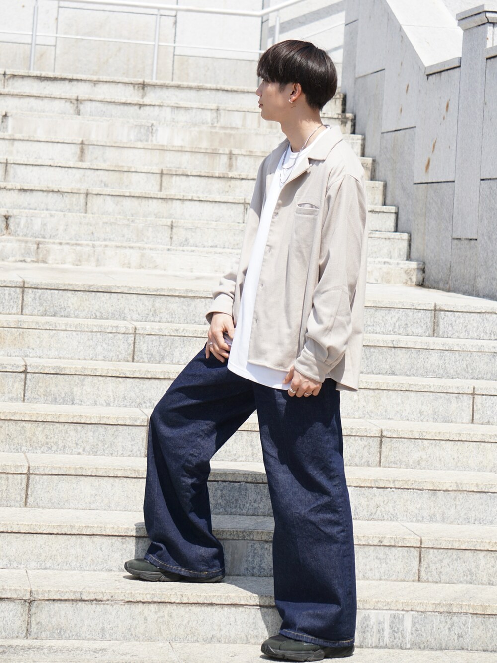 ブルー系のデニムパンツ、ベージュ系のシャツ/ブラウス、ホワイト系のTシャツ/カットソーを着用したメンズの春コーディネートの2枚目の写真