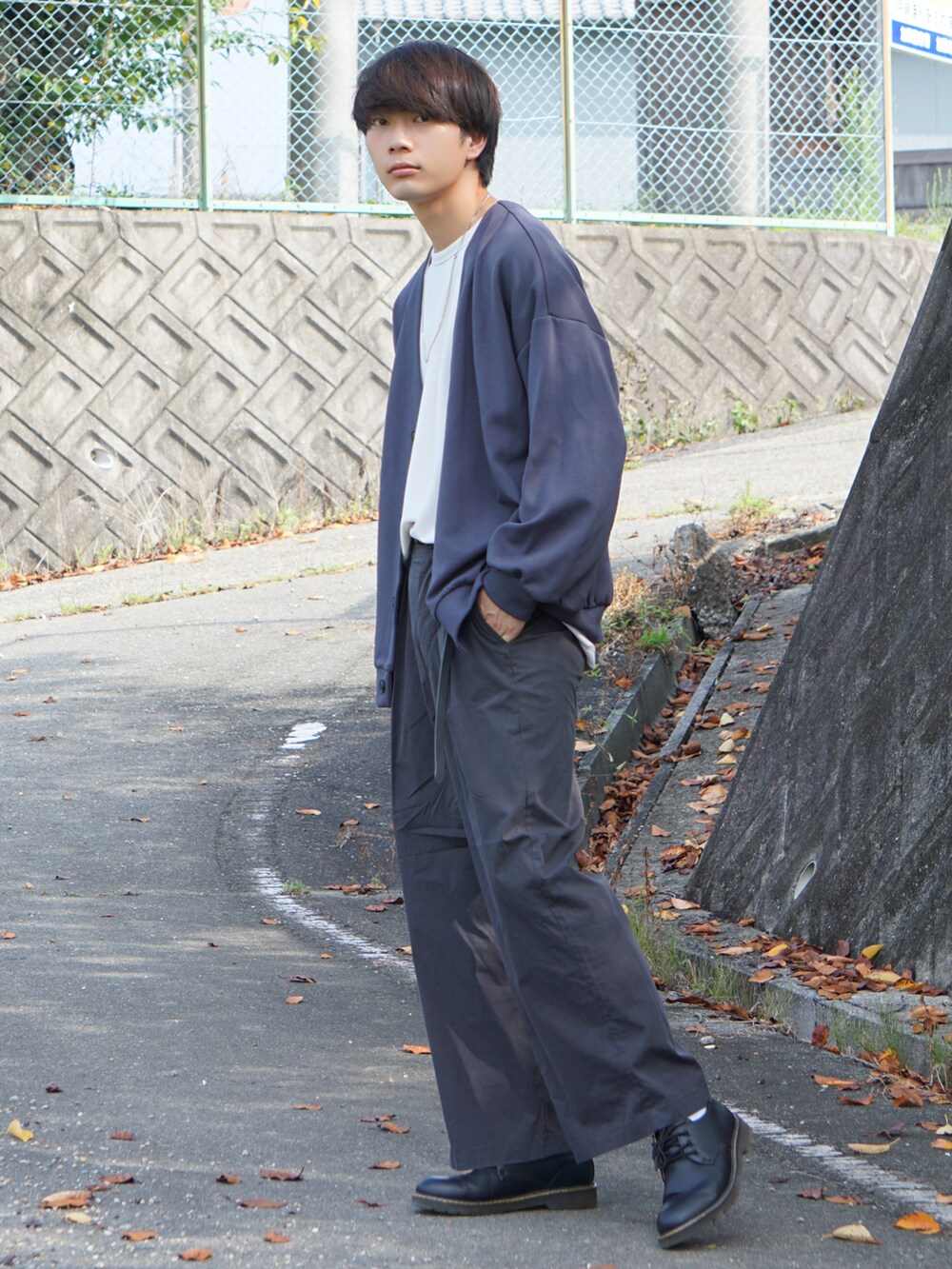 グレー系のカーディガン/ボレロ、ホワイト系のTシャツ/カットソー、グレー系のその他パンツを着用したメンズの秋コーディネートの2枚目の写真