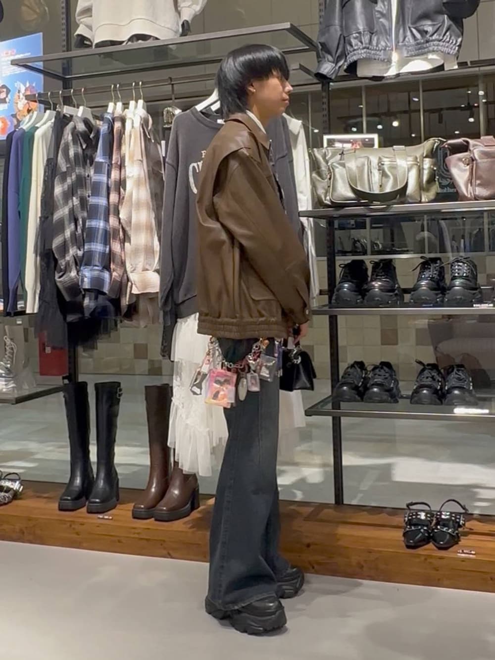 ブルー系のデニムパンツ、その他のハンドバッグ、ブラウン系のブルゾンを着用したメンズの秋コーディネートの4枚目の写真