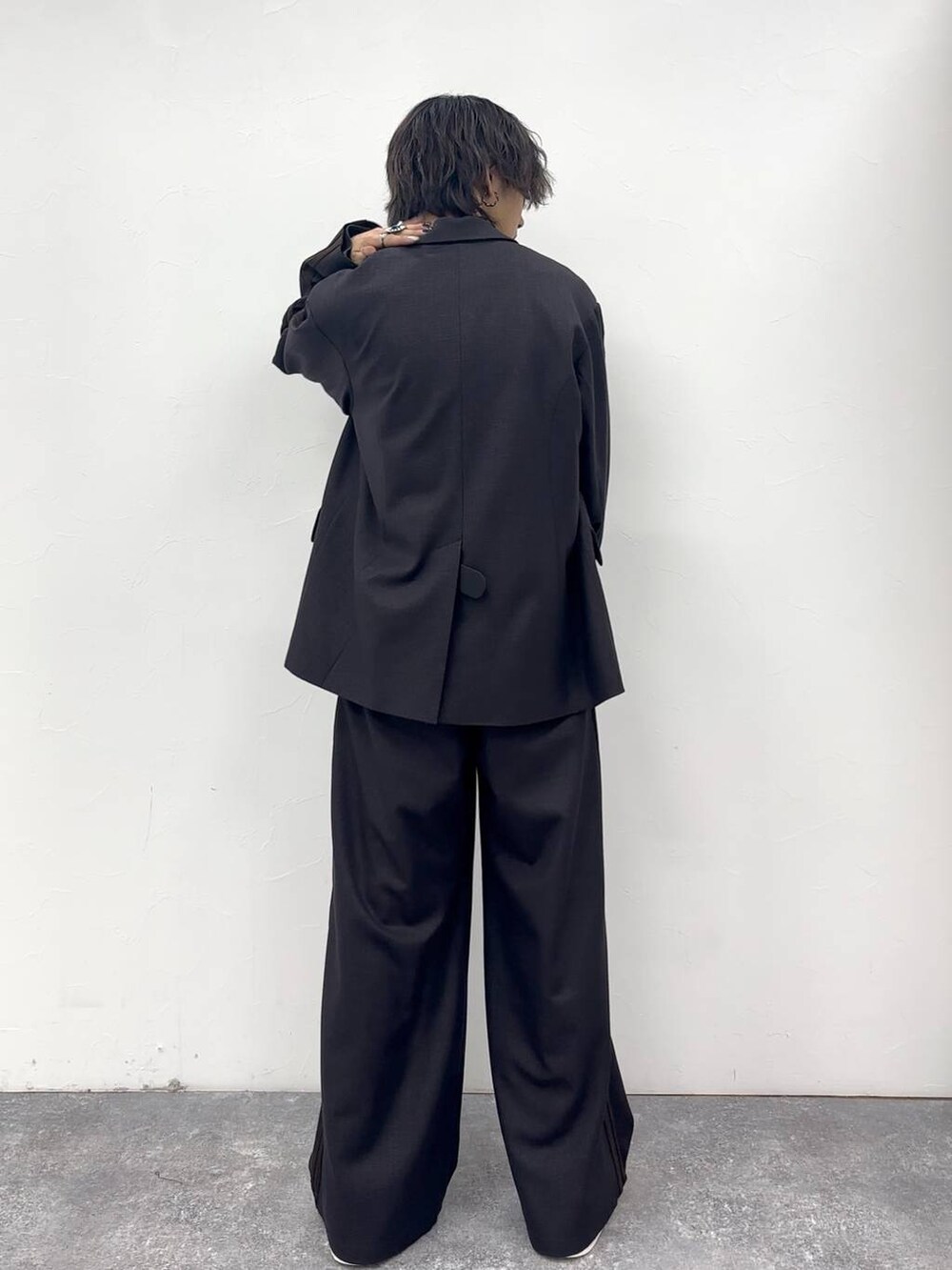 「骨格ナチュラル、PAGEBOY、PBLIM、骨格ウェーブ_PAGEBOY、Anui、セットアップ、ジャケット、ユニセックス、差し色コーデ、個性派、スラックス」｜「Anuiの【UNISEX】クラッシュカーロンT（Tシャツ/カットソー、ブラック系）」を使った、かなうさん（メンズ・172cm）の秋コーディネートの4枚目の写真