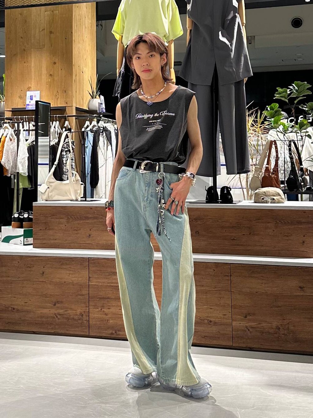 ブラック系のTシャツ/カットソー、ブルー系のデニムパンツ、ブラック系のベルトを着用したメンズの春コーディネートの2枚目の写真
