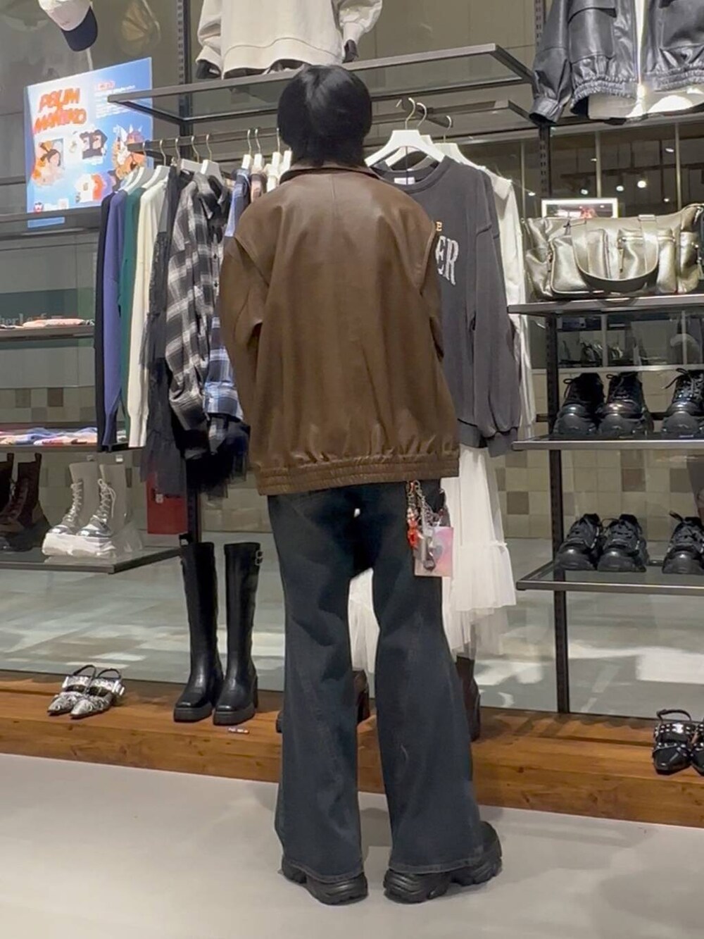 ブルー系のデニムパンツ、その他のハンドバッグ、ブラウン系のブルゾンを着用したメンズの秋コーディネートの5枚目の写真