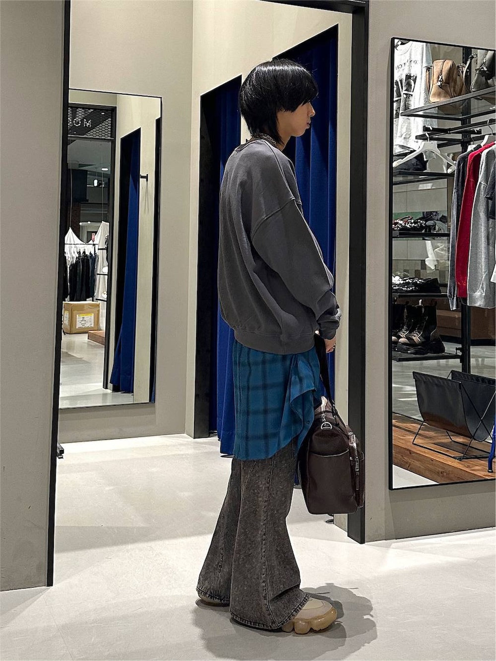 ブルー系のシャツ/ブラウス、グレー系のスウェット、ブラック系のデニムパンツを着用したメンズの秋コーディネートの4枚目の写真
