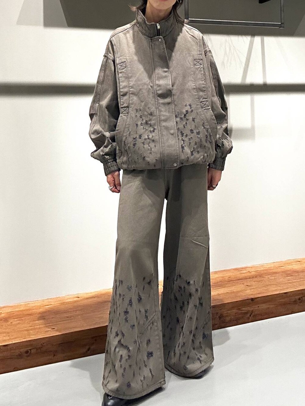 「ユニセックス、差し色コーデ、個性派、デニムパンツ、セットアップ、デニムジャケット、PAGEBOY、Anui、骨格ウェーブ_PAGEBOY、骨格ナチュラル」｜「Anuiの【UNISEX/3サイズ展開】ホールダメージデニムパンツ（デニムパンツ、ブラック系）」を使った、かなうさん（メンズ・172cm）の夏コーディネートの2枚目の写真