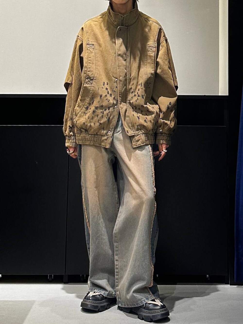 「ユニセックス、差し色コーデ、個性派、Anui、PAGEBOY、デニムパンツ、デニムジャケット、秋コーデ、骨格ウェーブ_PAGEBOY、骨格ナチュラル」｜「Anuiの【UNISEX/3サイズ展開】ラインオーバーダイデニム（デニムパンツ、ブルー系）」を使った、かなうさん（メンズ・172cm）の秋コーディネートの2枚目の写真