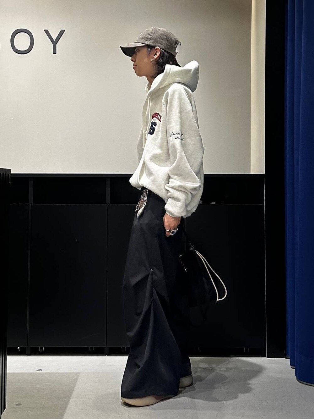 ブラック系のその他パンツ、グレー系のスウェット、ブラック系のショルダーバッグを着用したメンズの秋コーディネートの3枚目の写真