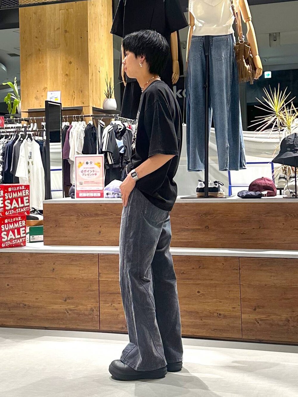 ブルー系のデニムパンツ、ブラック系のTシャツ/カットソーを着用したメンズの夏コーディネートの2枚目の写真