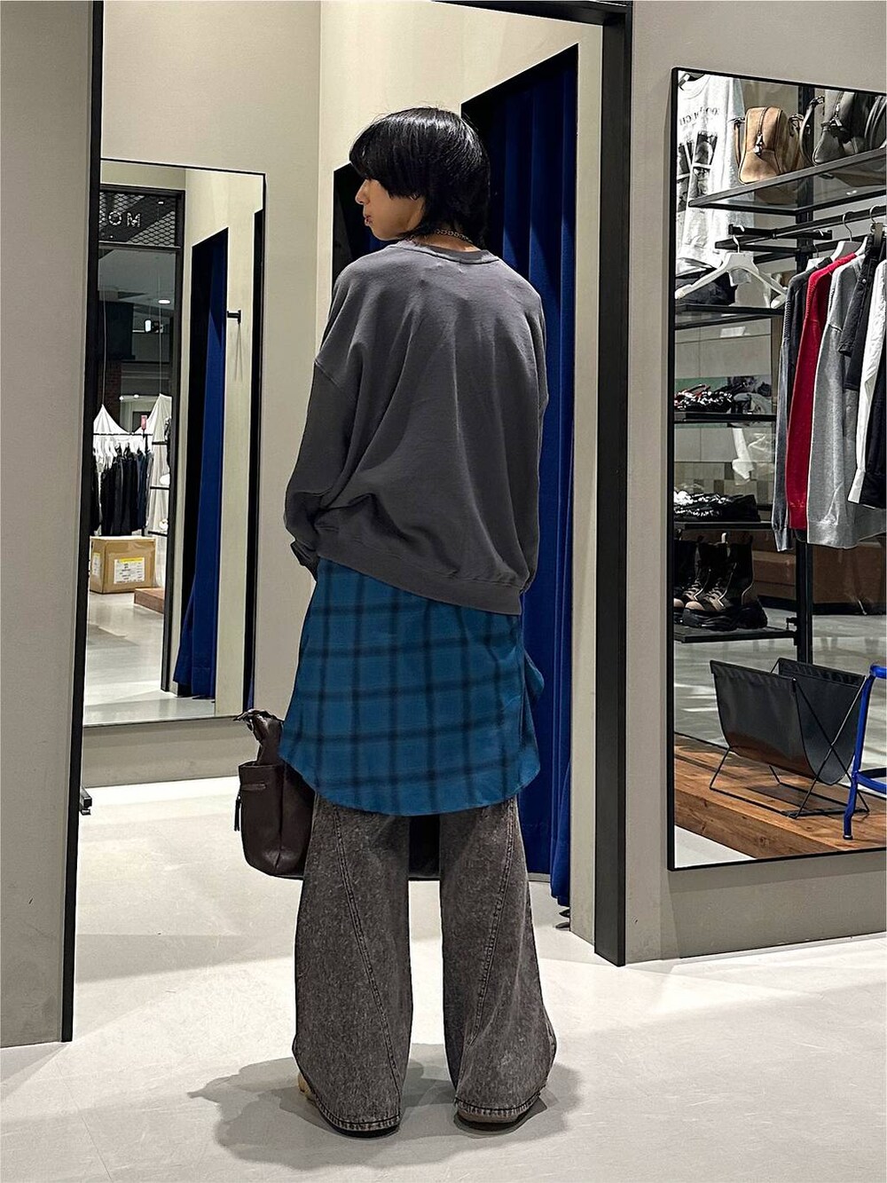 ブルー系のシャツ/ブラウス、グレー系のスウェット、ブラック系のデニムパンツを着用したメンズの秋コーディネートの5枚目の写真
