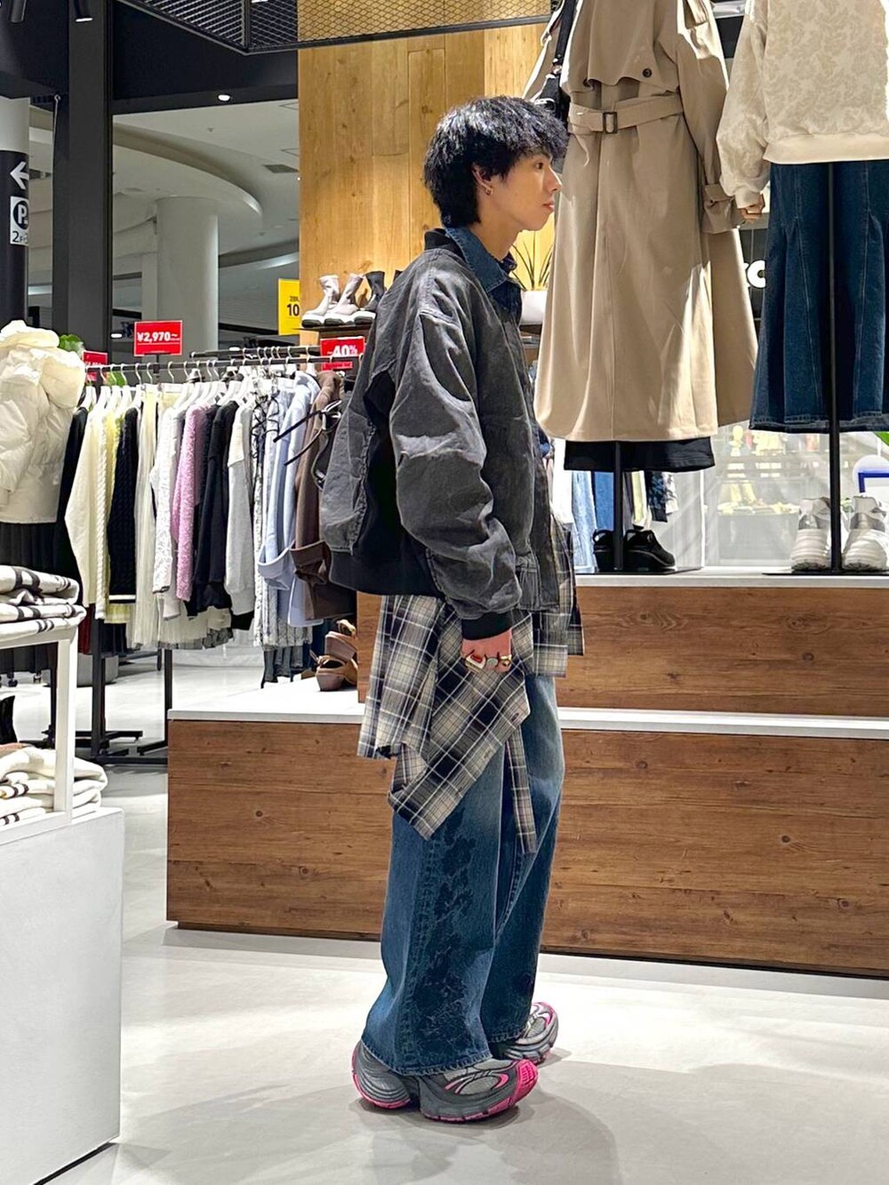 ブルー系のデニムパンツ、ブルー系のシャツ/ブラウス、グレー系のワンピースを着用したメンズの冬コーディネートの3枚目の写真