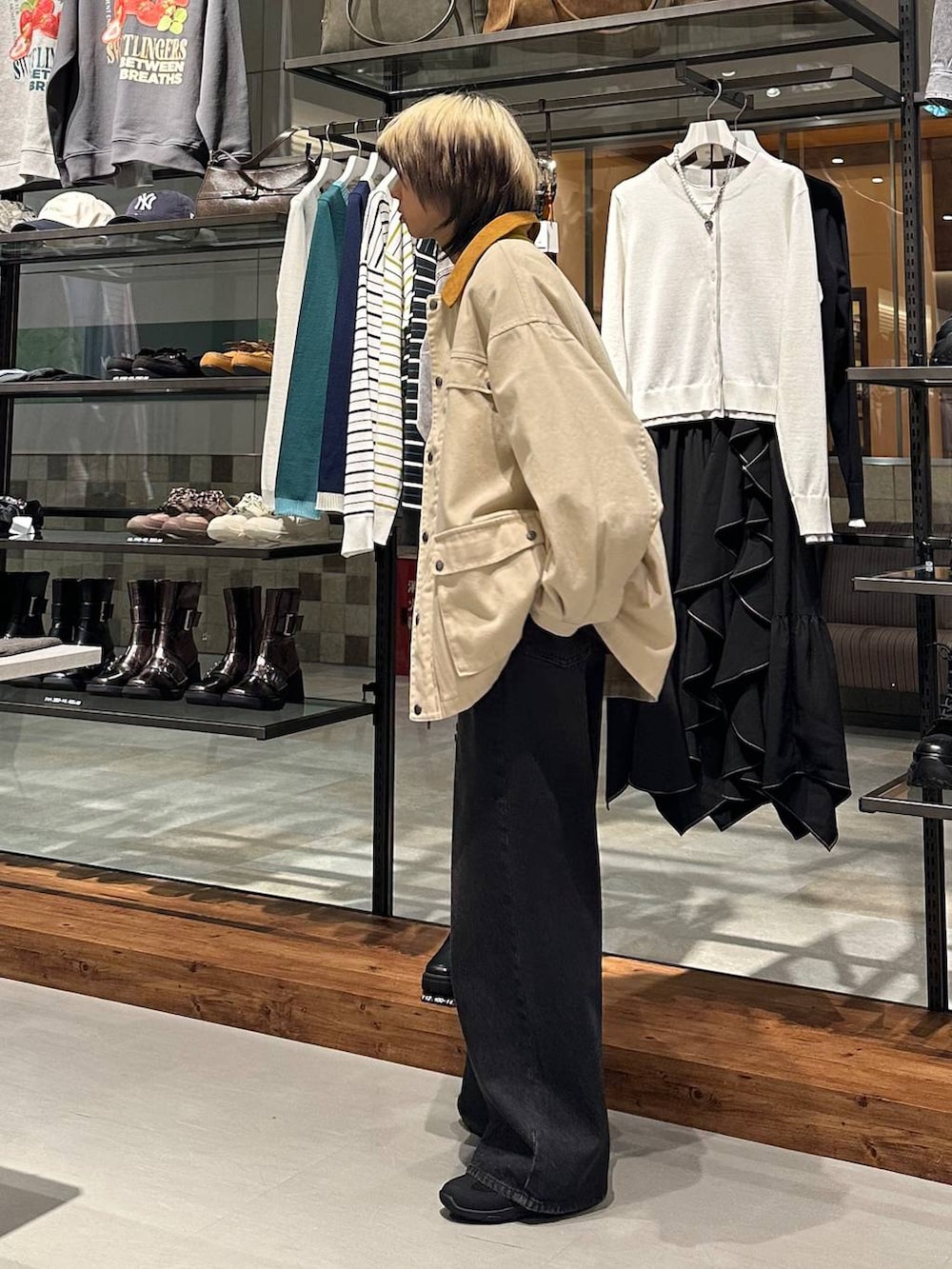 ブラック系のスラックス、ブラック系のスニーカー、ホワイト系のその他アウターを着用したメンズの冬コーディネートの3枚目の写真