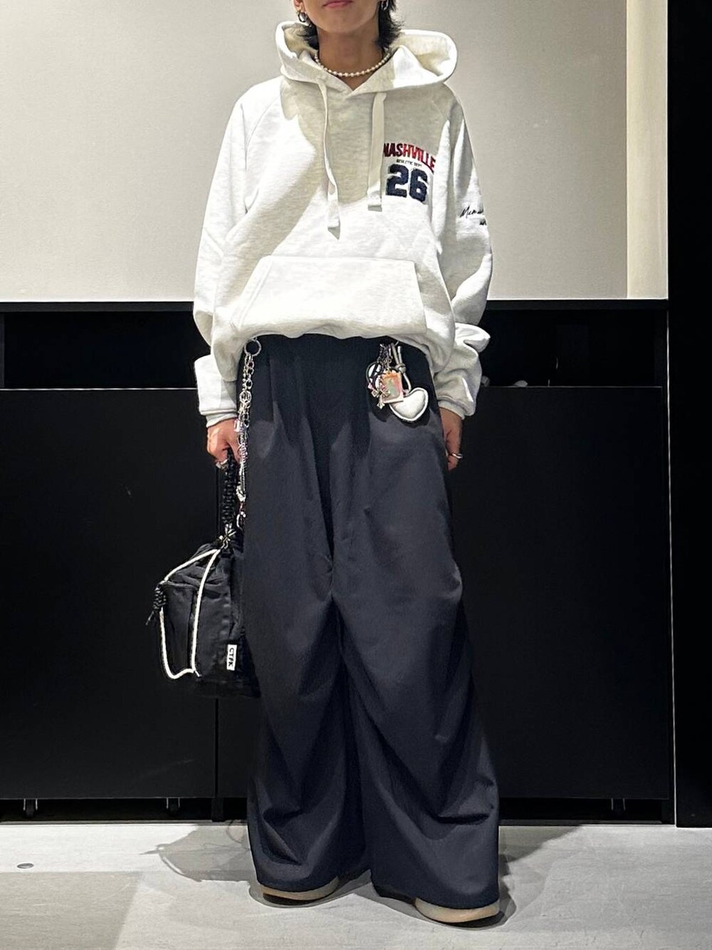 ブラック系のその他パンツ、グレー系のスウェット、ブラック系のショルダーバッグを着用したメンズの秋コーディネートの2枚目の写真