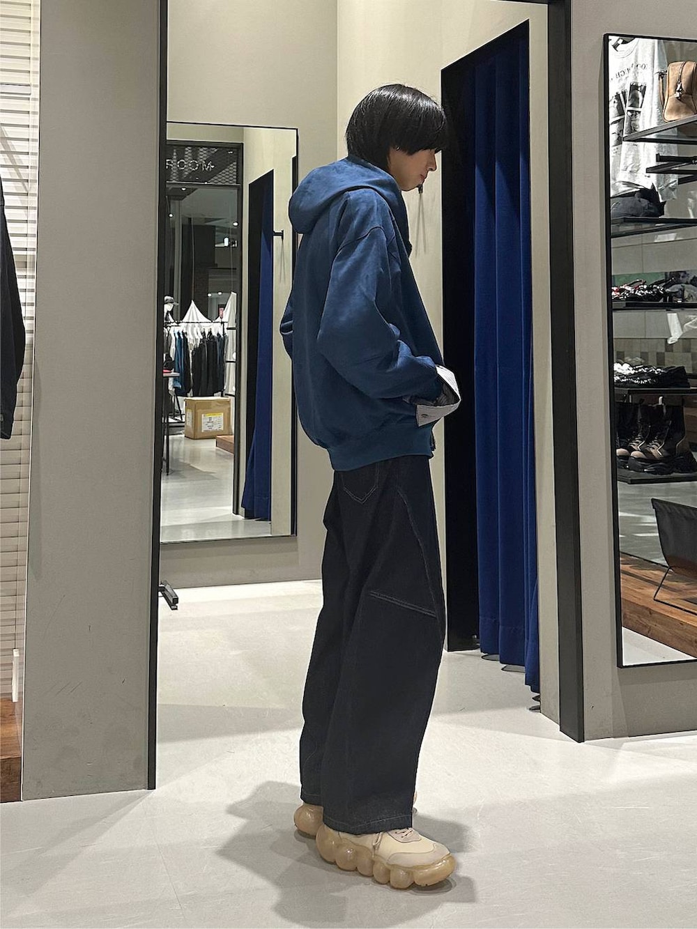 ブルー系のデニムパンツ、グレー系のシャツ/ブラウス、ブルー系のパーカーを着用したメンズの秋コーディネートの4枚目の写真