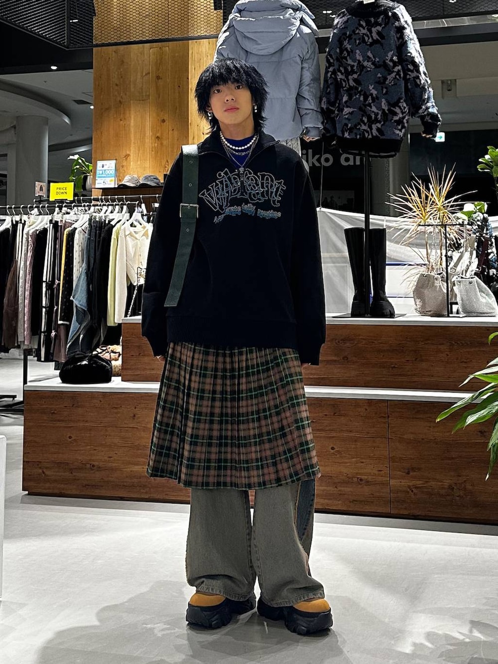 ブルー系のデニムパンツ、ブラウン系のブーツ、ブラック系のトートバッグを着用したメンズの秋コーディネートの2枚目の写真