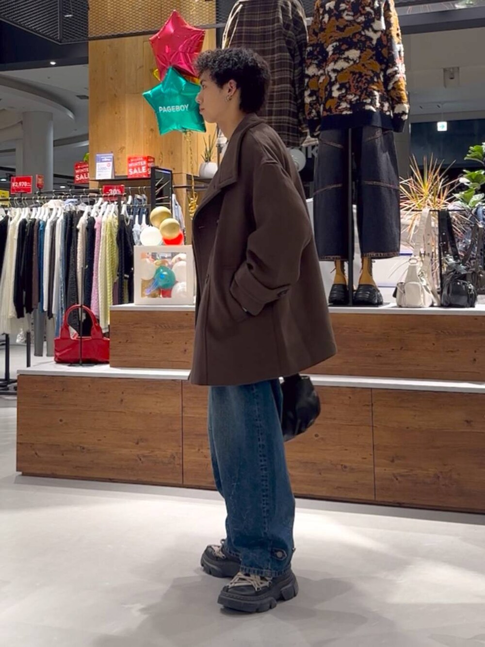 ホワイト系のニット/セーター、ブラウン系のテーラードジャケット、ブルー系のデニムパンツを着用したメンズの冬コーディネートの4枚目の写真