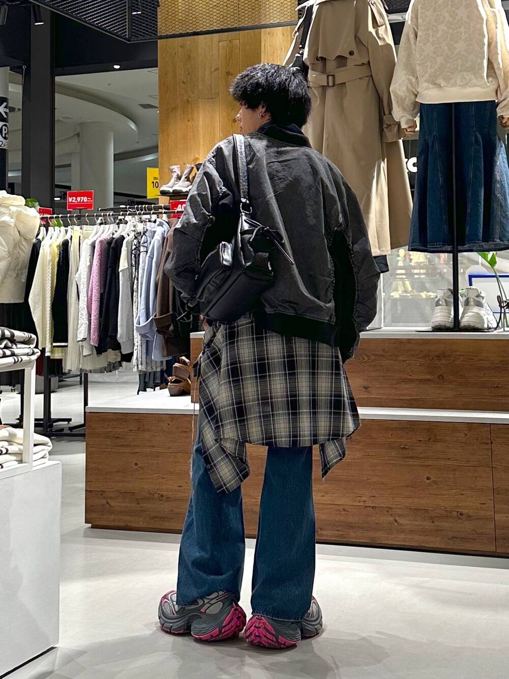 ブルー系のデニムパンツ、ブルー系のシャツ/ブラウス、グレー系のワンピースを着用したメンズの冬コーディネートの5枚目の写真