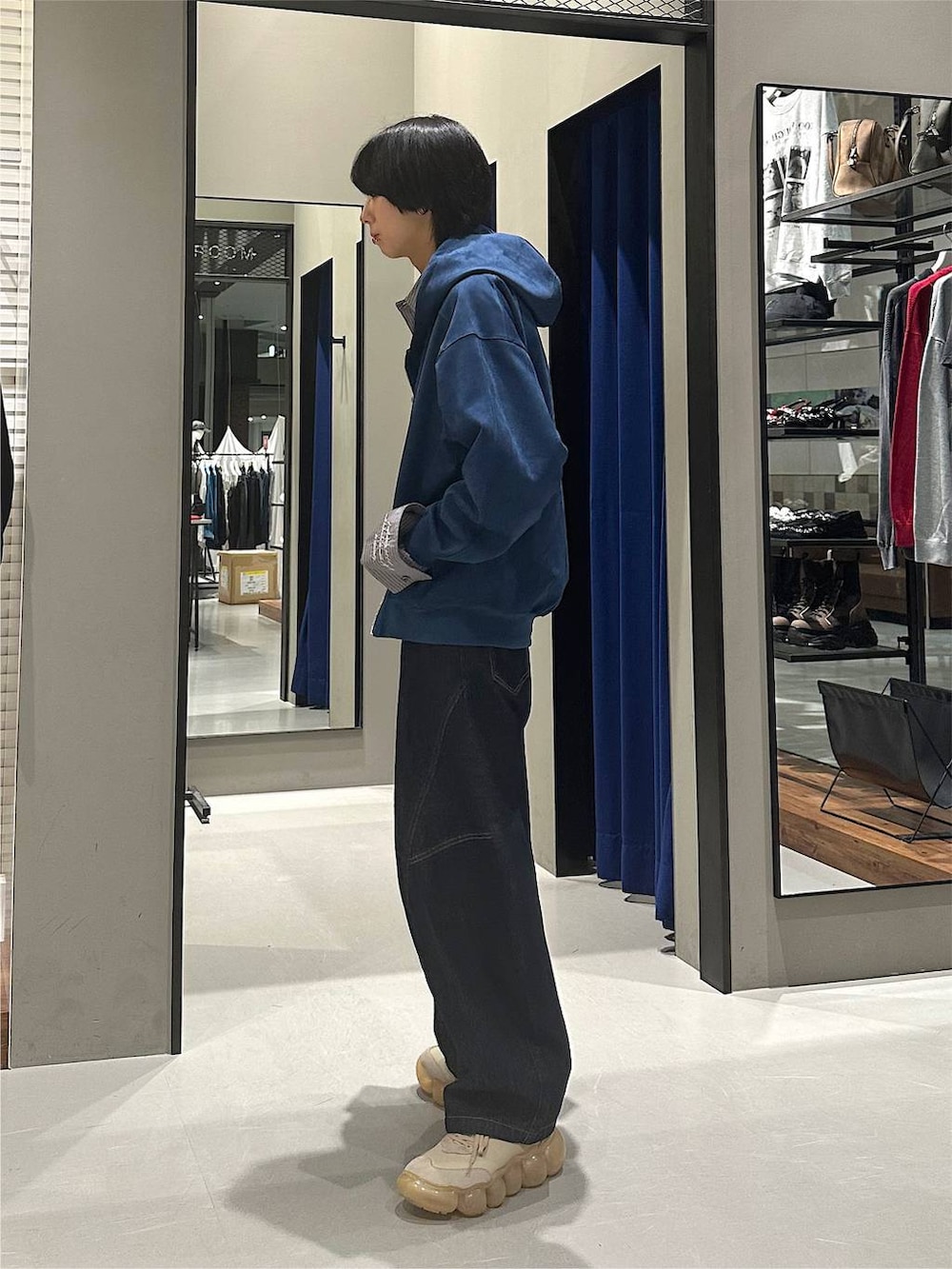 ブルー系のデニムパンツ、グレー系のシャツ/ブラウス、ブルー系のパーカーを着用したメンズの秋コーディネートの3枚目の写真