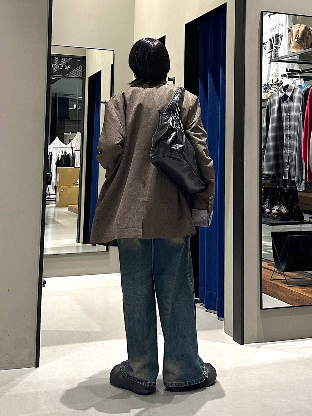 ブラック系のトートバッグ、ブルー系のデニムパンツ、グレー系のシャツ/ブラウスを着用したメンズの秋コーディネートの5枚目の写真