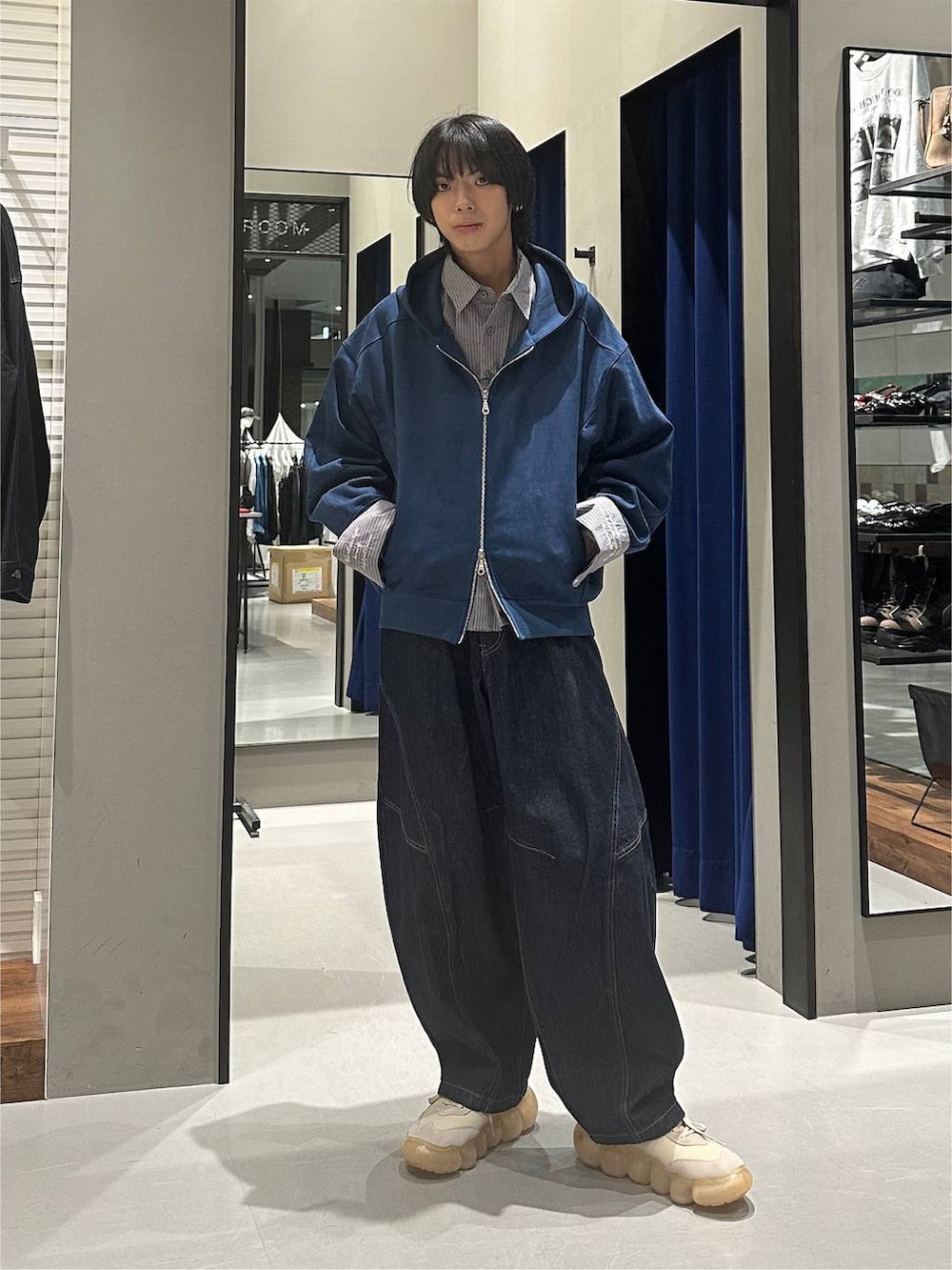 ブルー系のデニムパンツ、グレー系のシャツ/ブラウス、ブルー系のパーカーを着用したメンズの秋コーディネートの2枚目の写真