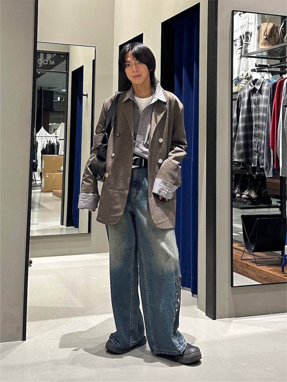 ブラック系のトートバッグ、ブルー系のデニムパンツ、グレー系のシャツ/ブラウスを着用したメンズの秋コーディネートの2枚目の写真