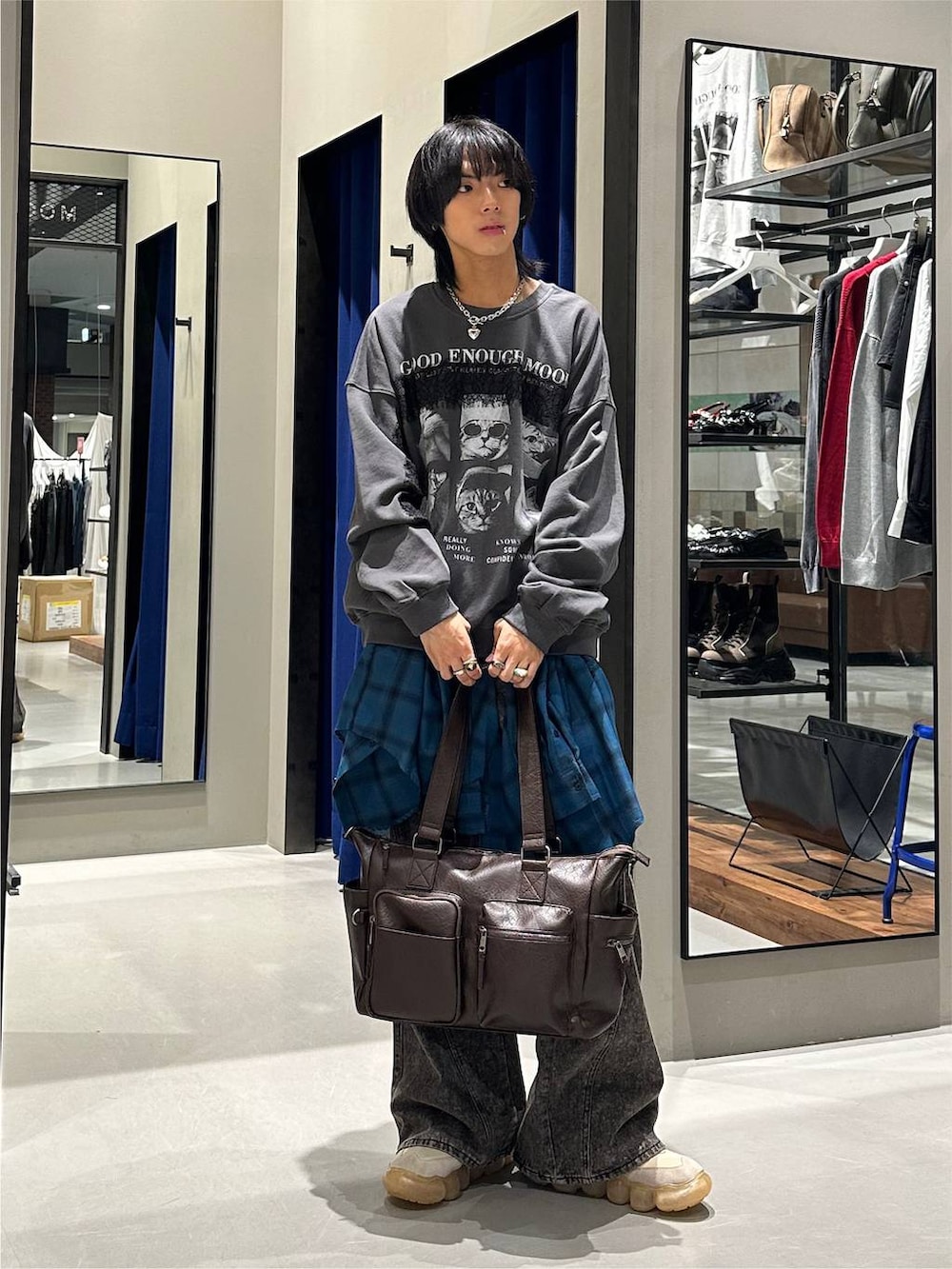 ブルー系のシャツ/ブラウス、グレー系のスウェット、ブラック系のデニムパンツを着用したメンズの秋コーディネートの2枚目の写真