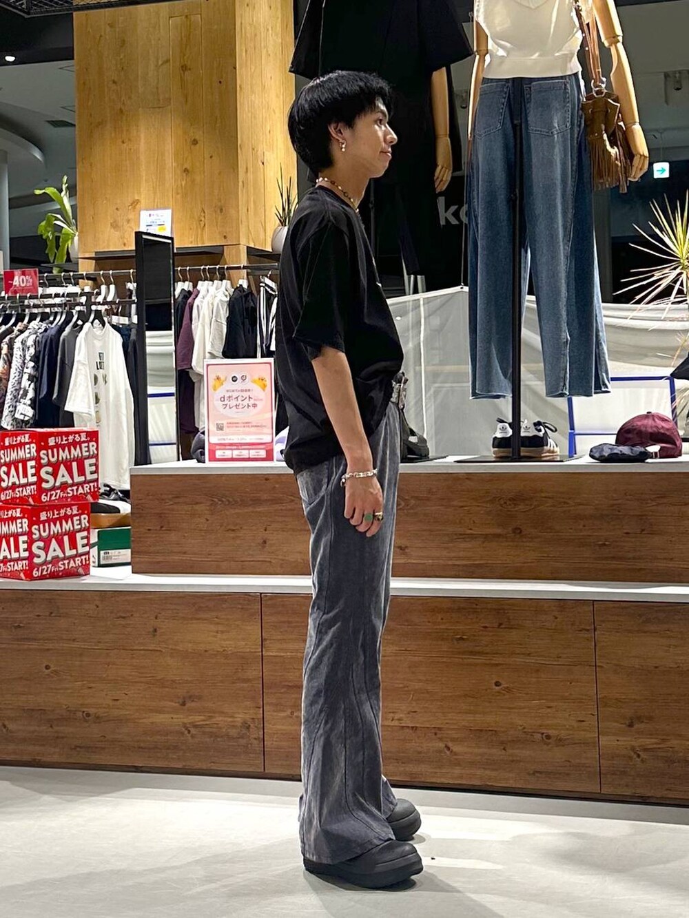 ブルー系のデニムパンツ、ブラック系のTシャツ/カットソーを着用したメンズの夏コーディネートの3枚目の写真