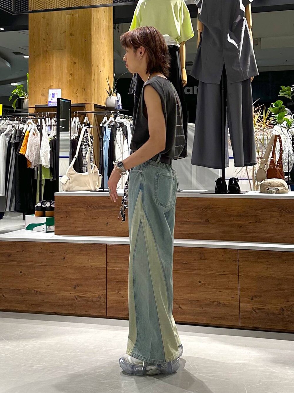 ブラック系のTシャツ/カットソー、ブルー系のデニムパンツ、ブラック系のベルトを着用したメンズの春コーディネートの3枚目の写真