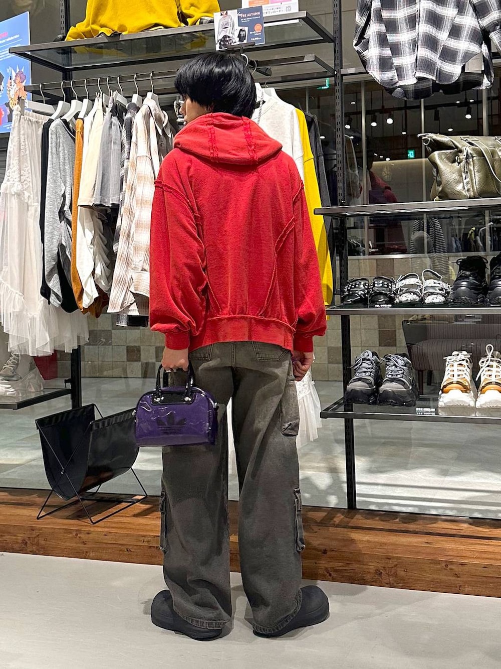 ブラック系のデニムパンツ、パープル系のTシャツ/カットソー、ピンク系のパーカーを着用したメンズの秋コーディネートの5枚目の写真