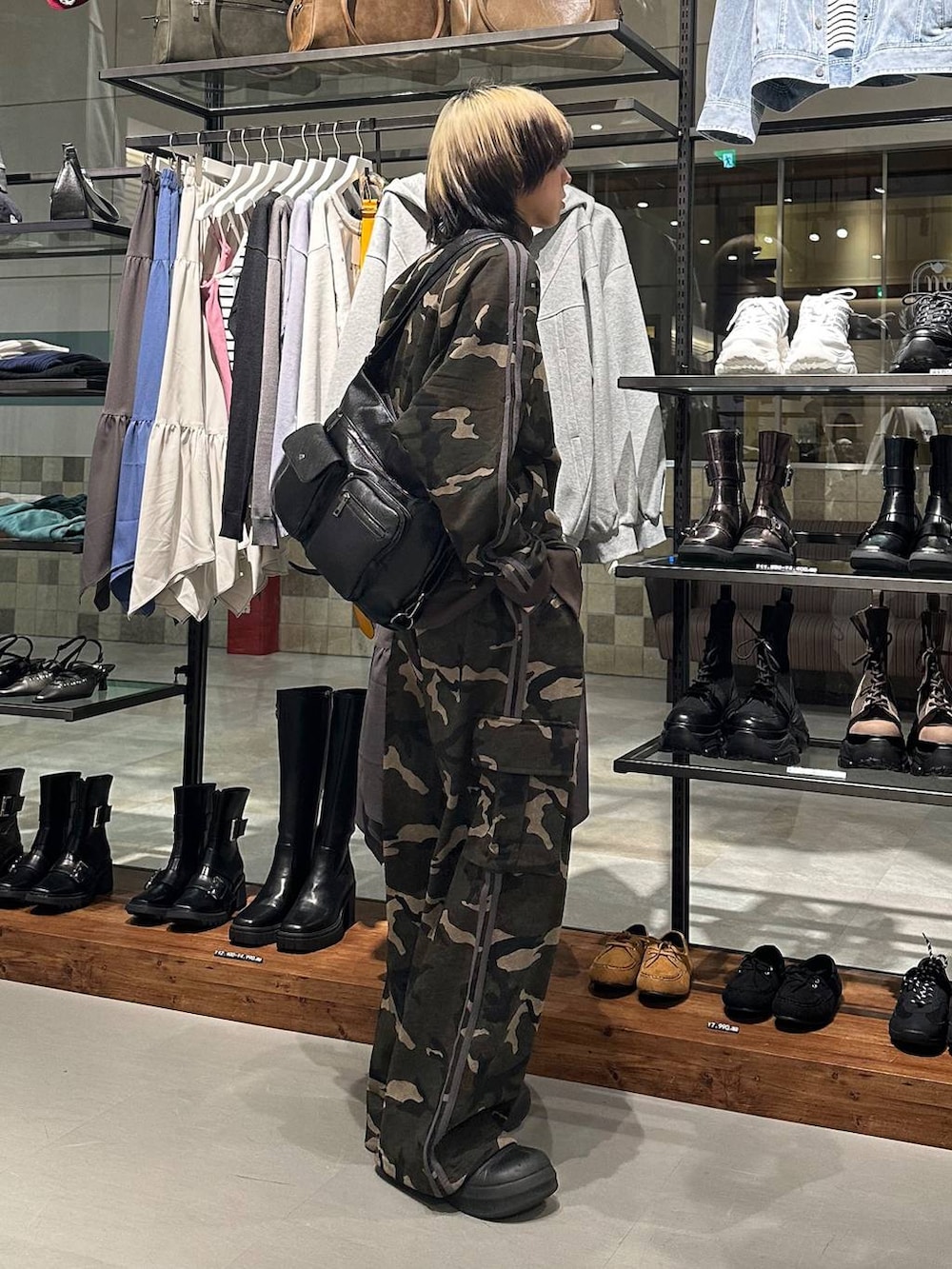 ブラック系のショルダーバッグ、グリーン系のスウェットパンツ、グリーン系のジャージを着用したメンズの冬コーディネートの4枚目の写真