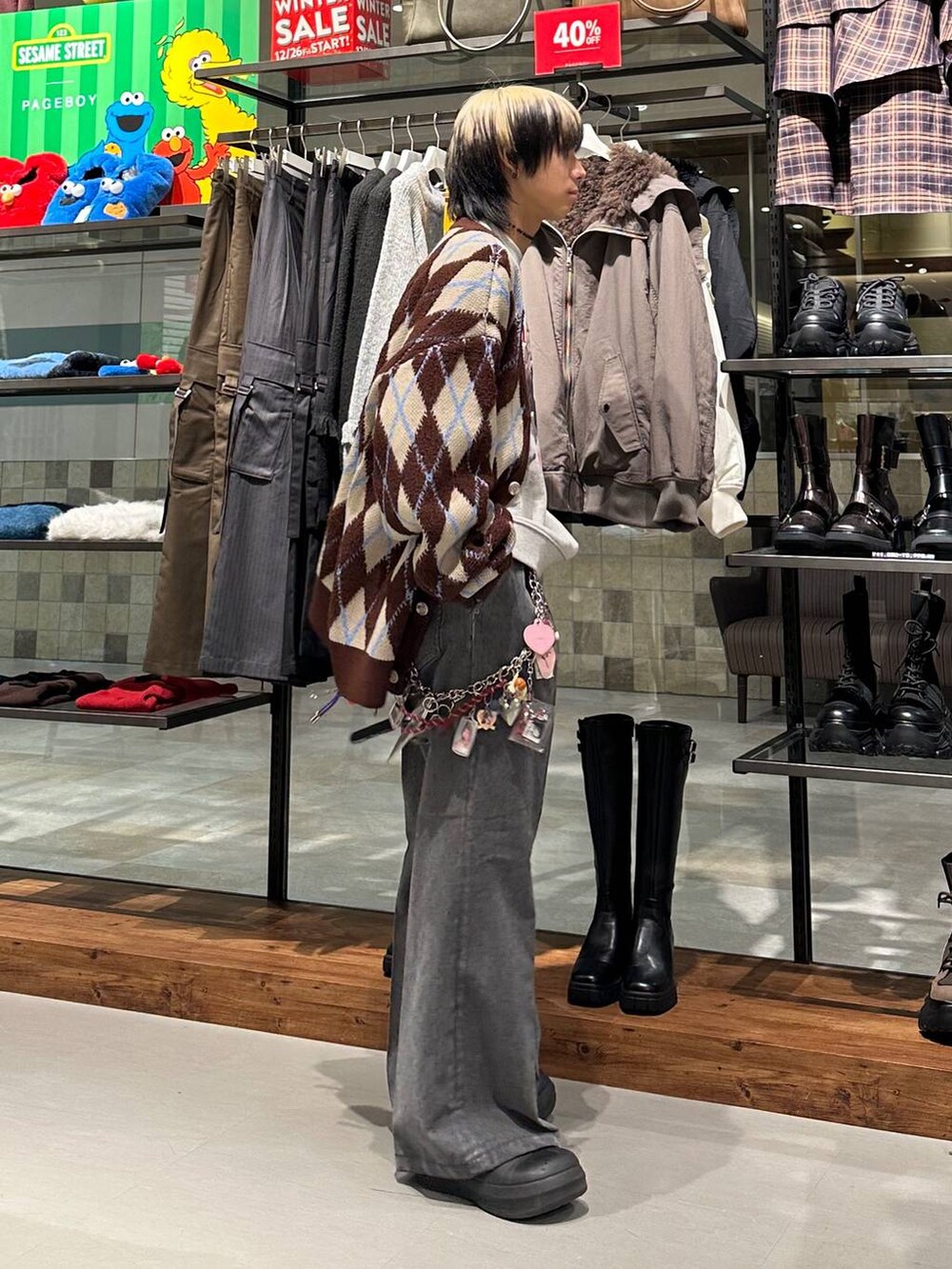 ブラウン系のカーディガン/ボレロ、ブラック系のデニムパンツ、グレー系のスウェットを着用したメンズの冬コーディネートの4枚目の写真